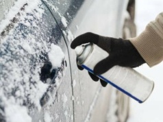 Najlepsze sposoby na przymarznięte drzwi w samochodzie