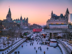 To najdłuższe lodowisko na świecie. Mieszkańcy jeżdżą przez nie do pracy, a turyści zwiedzają miasto