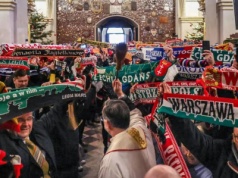 Rośniemy w siłę! Nie dla antypolskich redukcji programów nauczania. Ks. Wąsowicz na pielgrzymce kibiców