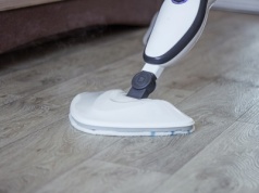 Mop parowy kontra podłoga. Nie każda powierzchnia się z nim polubi. Którą może uszkodzić?