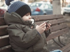 Smartfon szkodzi szybciej, niż myślisz. Naukowcy alarmują: "Mózg dziecka tego nie zapomina"