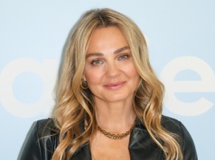 Socha cieszy się wakacjami i zachwyca figurą modelki. Nogi do nieba