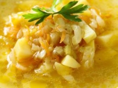 Zamiast mięsa do garnka wrzucam inną wędzonkę. Ten kapuśniak znika z miski w okamgnieniu