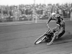 Służył w Królewskich Siłach Powietrznych. Wszedł do wraku wypełnionego bombami