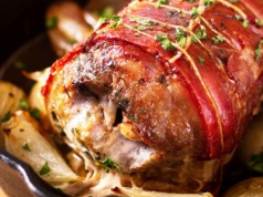 Czosnkowa bomba z piekarnika. Ta rolada boczkowa znika szybciej, niż zdąży ostygnąć