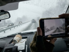 Jak bezpiecznie jeździć zimą? Młodsi kierowcy dalej zapominają o tych kilku podstawach