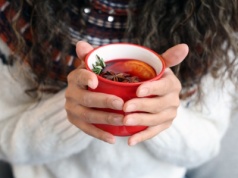 Nie tylko herbata z sokiem malinowym. Ten napar też warto pić w mroźne dni