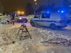 Trzyletnie dziecko bawiło się na śniegu. Nagle wpadło do studzienki