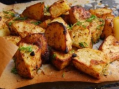 Obtaczam w niej ziemniaki i piekę. Mają nieziemski aromat, chrupką skórkę i kremowy środek