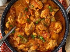 Aromatyczny, pyszny i rozgrzewający lepiej niż termofor. Ten gulasz to moje ulubione zimowe danie na szybko