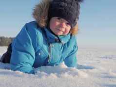 Zimowe spacery bez stresu: jak ubrać dziecko, żeby nie marzło i się nie pociło