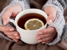 Polacy robią to z herbatą codziennie. Można się tylko łapać za głowę