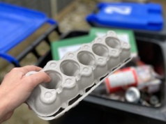 Nie zawsze do papieru. Gdzie wyrzucić wytłaczanki? Nadmierny entuzjazm bywa szkodliwy