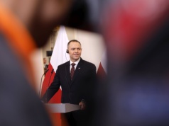 Sondaż: Czy Polacy chcą, by prezydent podpisał ustawę o statusie osoby najbliższej?