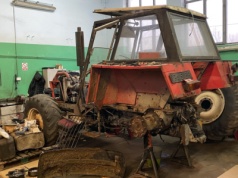 Ursus 1604 z numerem 000001 - w KR Kietrz trwa renowacja ciągnika