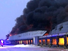 Pożar hali magazynowej pod Poznaniem. Z ogniem walczą dziesiątki strażaków