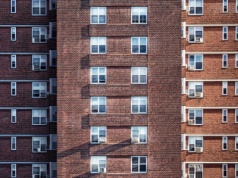 Mają dobre auta, kurierzy przywożą im jedzenie. Tak żyją lokatorzy mieszkań komunalnych