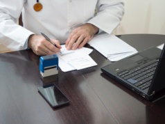 Zmiany w zwolnieniach lekarskich dopiero od 2027 r.