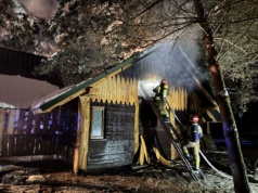 Pożar domku myśliwskiego. Na miejscu sześć zastępów straży pożarnej