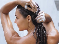 Włosy wypadają garściami? Tani szampon z tym składnikiem wszystko zmieni