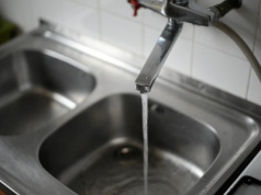 Pijemy i używamy do gotowania. Czy ciepła woda z kranu jest zdrowa? Eksperci mówią jasno