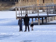 Igranie z lodem. Z dwójką dzieci na niepewnej tafli. Pod spodem głęboki staw