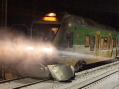 Tragedia na przejeździe kolejowym. Auto wjechało wprost pod pociąg. Zginęła jedna osoba