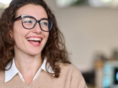 Śmiejesz się w nieodpowiednim momencie? Naukowcy wiedzą, czemu to robisz