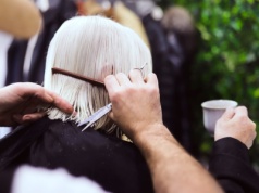 Fryzury dla 60-latek, które odejmują lat. Te cięcia nigdy nie wychodzą z mody