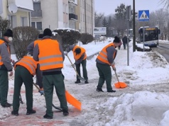 Więźniowie odśnieżają ulice. Zaskakująca decyzja miasta?