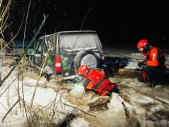 Wjechał na Jezioro Żywieckie. Samochód musieli wyciągać strażacy
