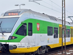 Dramat na Mazowszu. Samochód wjechał pod rozpędzony pociąg