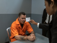 Wezwanie na świadka w nieznanej sprawie. Co robić i czy trzeba się stawić?