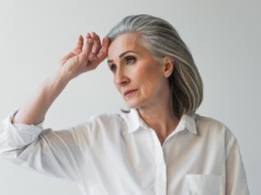 Dzięki nim włosy siwieją znacznie później. Stosuj regularnie, a zaoszczędzisz na fryzjerze