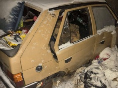 Kobieta i mężczyzna szukali schronienia we wraku auta, trafili do szpitala. Pomogli im policjanci