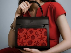 Ta torebka ma lepszy ekran od niejednego telewizora i kosztuje tyle, co używane auto