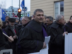 Propaganda Żurka. Chwali się rocznicą "marszu tysiąca tóg"
