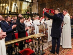 Karol Nawrocki dostał nietypowy prezent od księdza. Zaskakujący finał kazania na Jasnej Górze