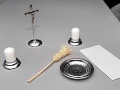 Ile wypada dać księdzu na kolędzie? Odpowiedź wcale nie jest prosta