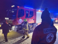 Budynek był wypełniony dymem. Wolontariusze z dzielnicowym ewakuowali mieszkańca