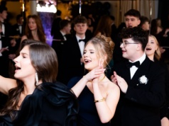 Polonez i zdjęcia ze studniówki Katolickiego Liceum Ogólnokształcącego im. św. Filipa Neri w Radomiu