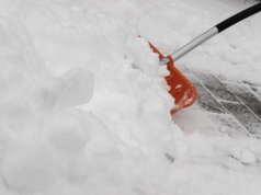 Nieprzywierająca łopata? Tak wygodnie się jeszcze nie odśnieżało
