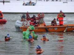 Kraków: Smocza odwaga pod Wawelem. Przepłynęli Wisłę w lodowatej scenerii