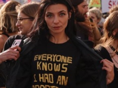 By umniejszyć swoją winę, robili z niej „wariatkę i alkoholiczkę". Potężna kara dla policji