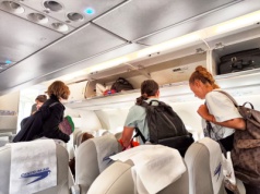 Nigdy nie chowaj tam kurtki w samolocie. Stewardesy ostrzegają. To częsty błąd