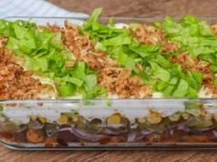 Na karnawałową domówkę zrobię tę sałatkę. Gyros i jarzynowa mogą się schować