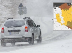 Atak zimy w Polsce. Śnieg, mróz i sztorm na Bałtyku. Alerty RCB