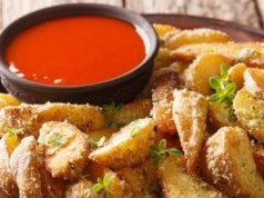 Obsypuję ziemniaki i piekę na chrupko. Pachną tak, że aż sąsiedzi przybiegają po przepis