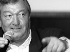 Czy ktokolwiek uwierzy w jego śmierć? Erich von Daeniken nie żyje. Z teorii spisku uczynił swój zawód