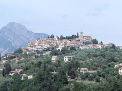 Diabeł zostawił tu ogon, a artyści zegary. To miejsce nazywane jest "wioską światła"